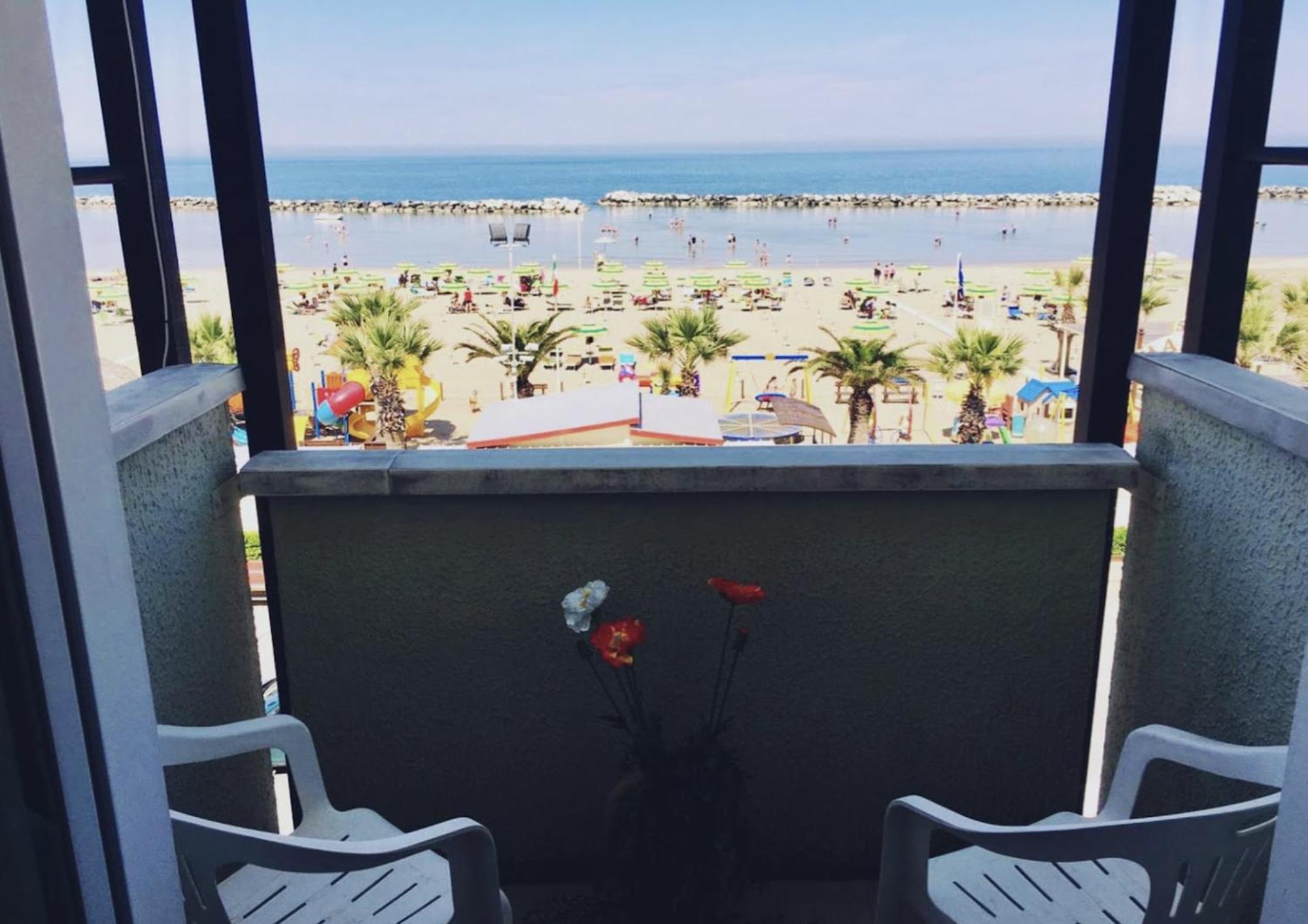 Hotel Bonaria Rimini Buitenkant foto