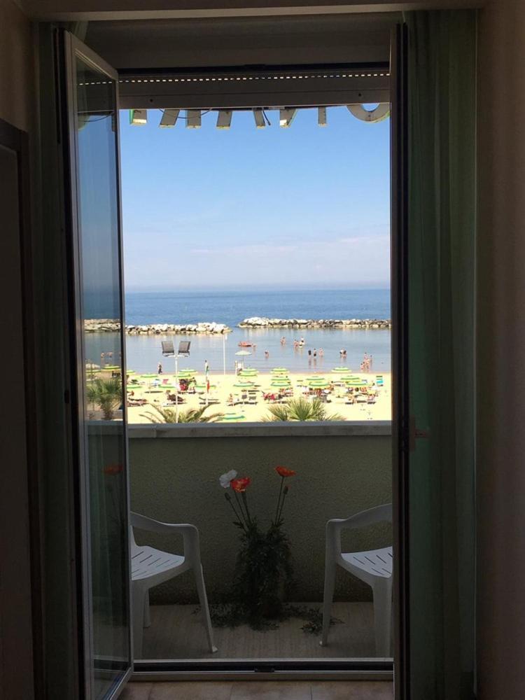 Hotel Bonaria Rimini Buitenkant foto