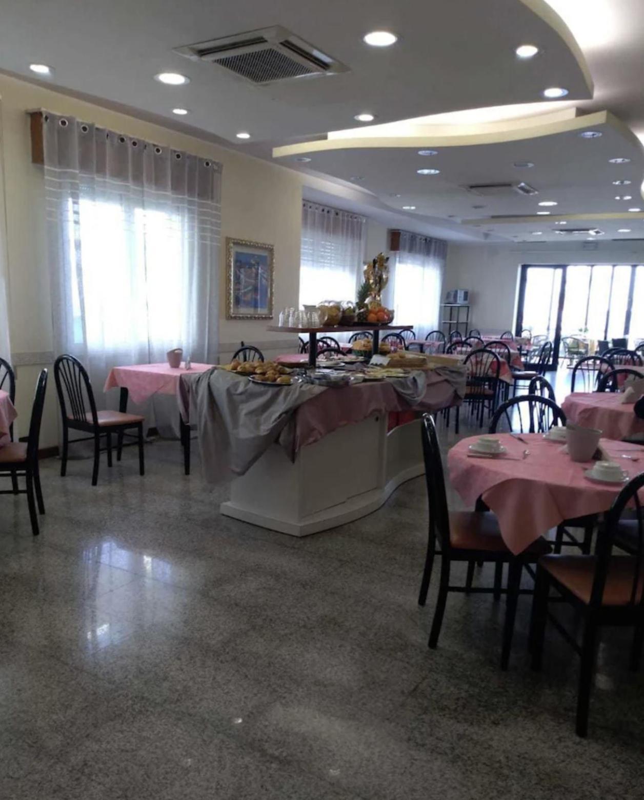 Hotel Bonaria Rimini Buitenkant foto