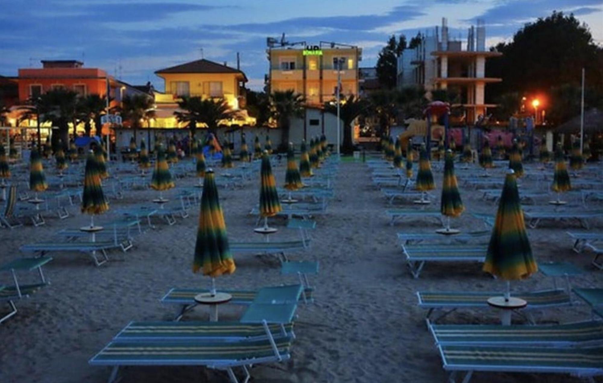 Hotel Bonaria Rimini Buitenkant foto